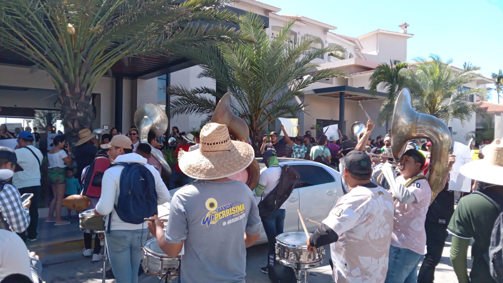 $!Tras más de cinco horas de protesta en la zona hotelera de Mazatlán, músicos mantienen plantón en el malecón