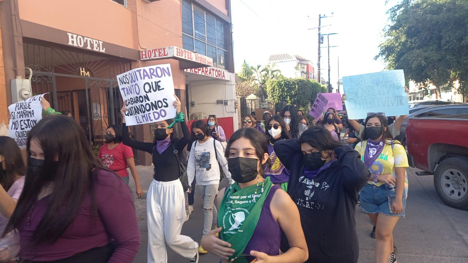 $!Marchan decenas de mujeres en Escuinapa; exigen respeto y protección