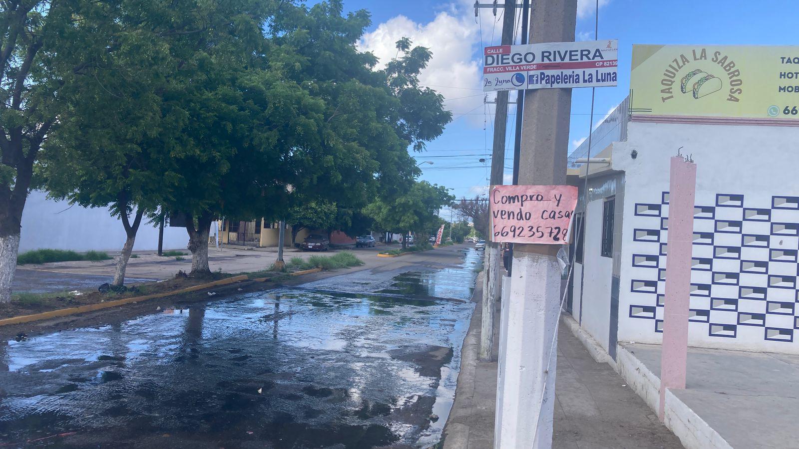 $!Mega fuga de aguas negras y fétidos olores corre por varias calles de Villa Verde y Bugambilias, en Mazatlán