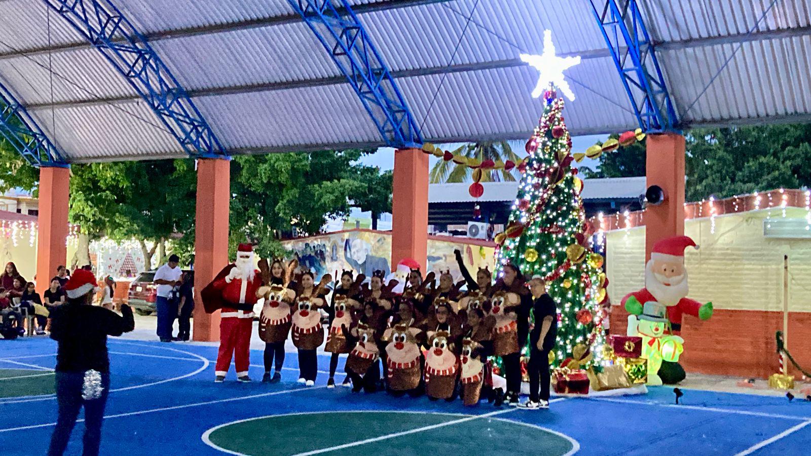 $!Encienden el espíritu navideño en la primaria Ford 31 de Villa Galaxia, en Mazatlán