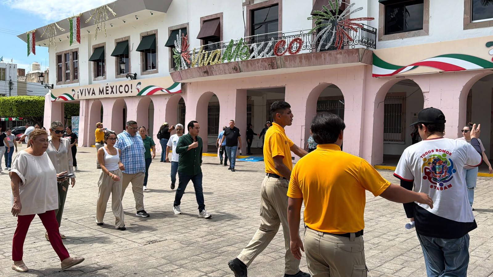 $!Moviliza Simulacro Nacional a 130 personas en el Palacio Municipal de Mazatlán