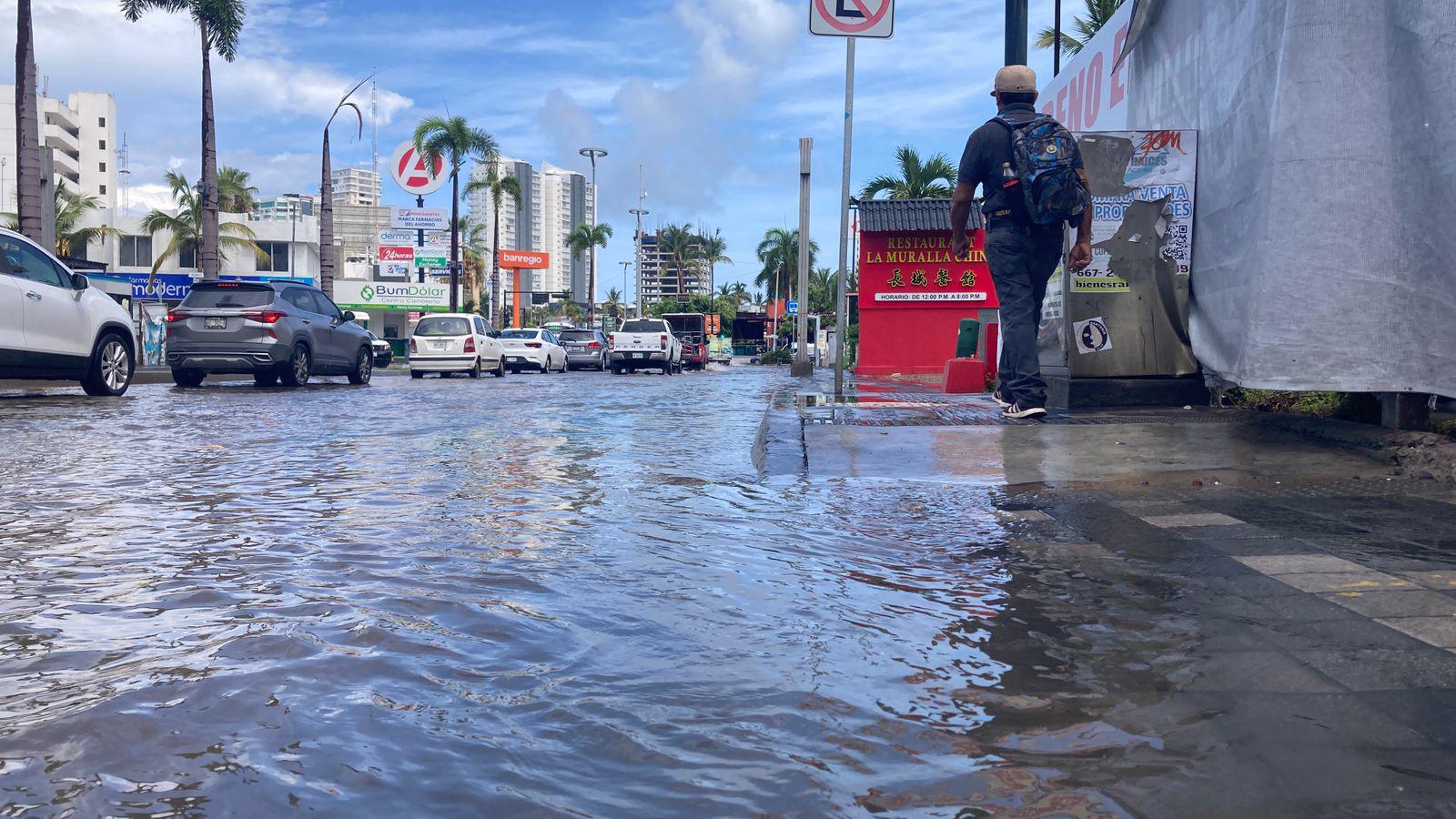 $!Tras las lluvias en Mazatlán, calles quedan encharcadas y alcantarillas rebosadas