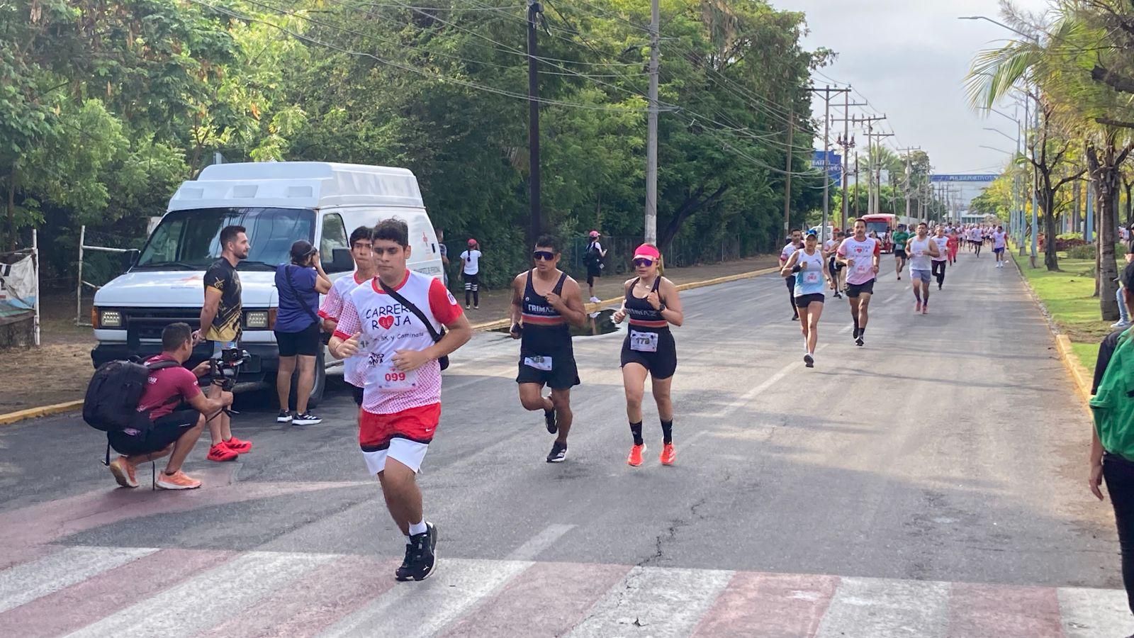 $!Jesús Labrador y Aragetze Nava triunfan en la primera Carrera Roja en Mazatlán