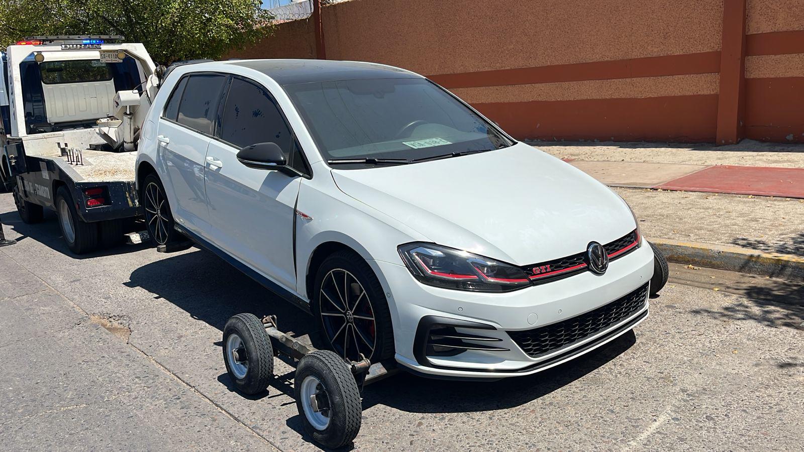 $!Aseguran vehículos en casas que conectan por túnel a la privada Santa Margarita