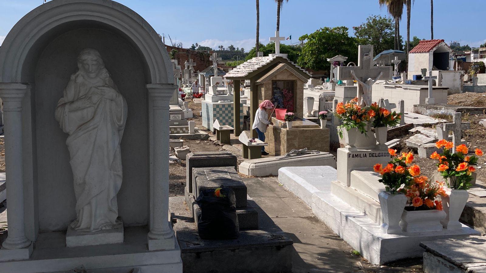 $!Registran panteones de Mazatlán buena afluencia en el Día de Todos los Santos