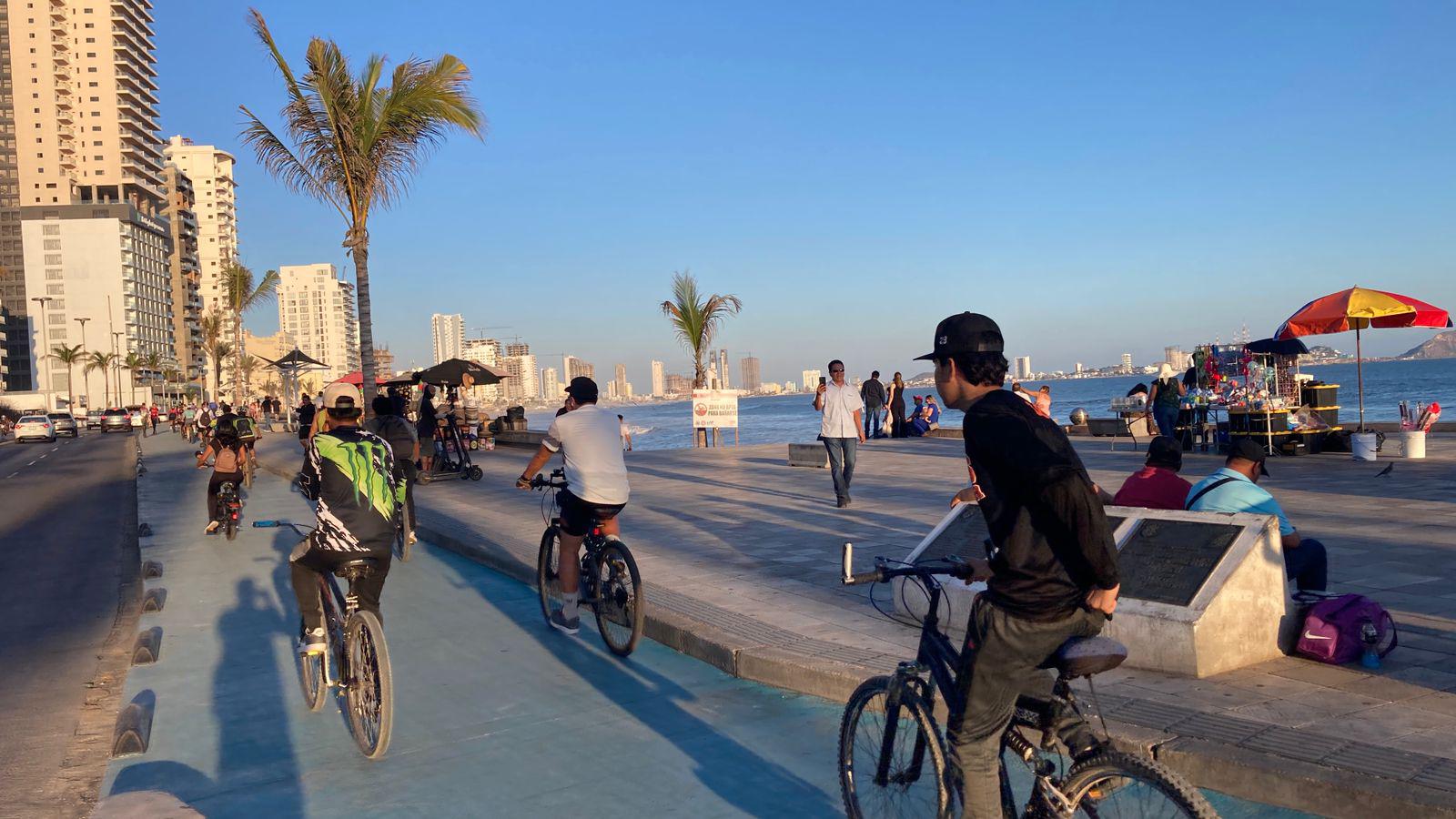 $!Familias mazatlecas celebran el Día Mundial de la Bicicleta con paseo por el malecón