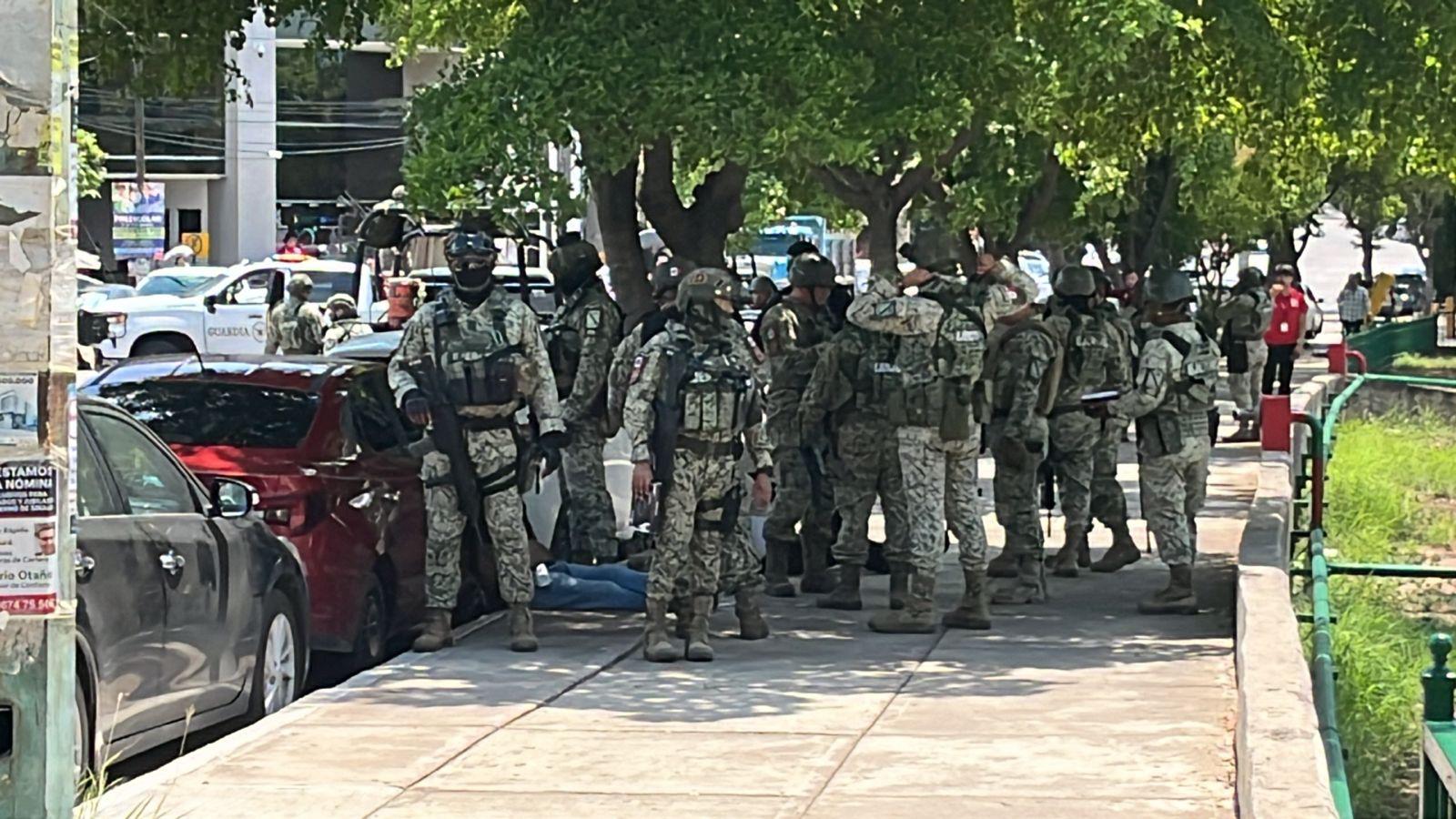 $!Detienen a dos hombres armados frente al Palacio de Gobierno en Culiacán