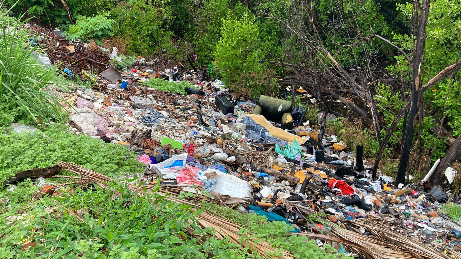 $!Permanece basura estancada a orillas del Estero del Infiernillo, en Mazatlán