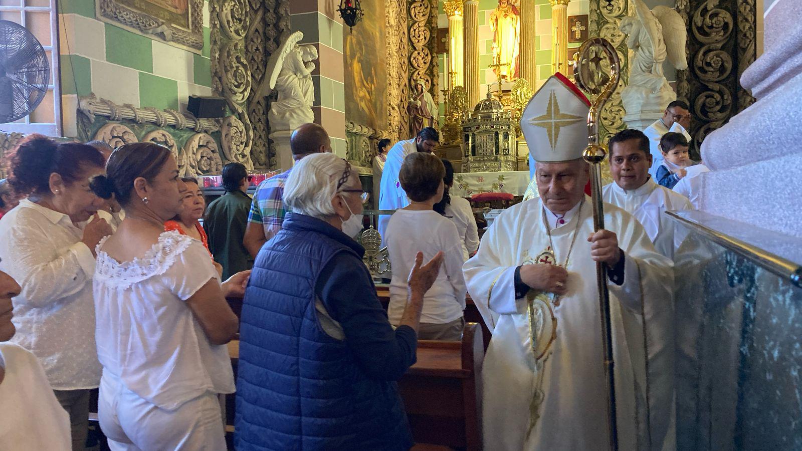 $!Piden católicos por la paz en Sinaloa y en México en procesión penitencial en Mazatlán