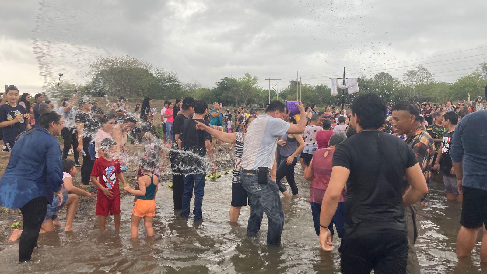 $!Cumplen feligreses a San Juan Bautista en el Río Presidio, en Villa Unión
