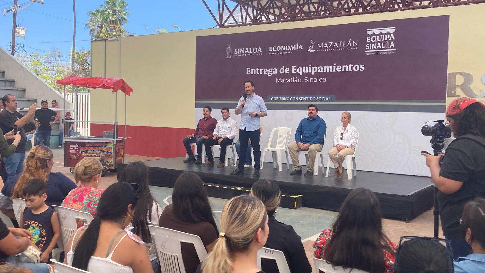 $!Entregan más de 140 equipos productivos a emprendedores de Mazatlán