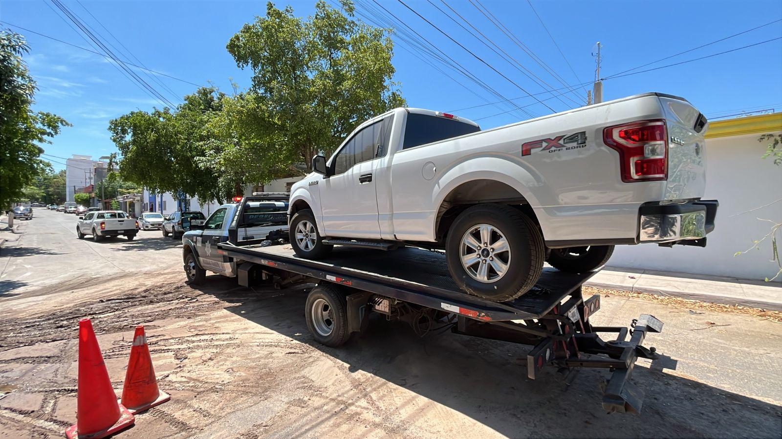 $!Aseguran vehículos en casas que conectan por túnel a la privada Santa Margarita