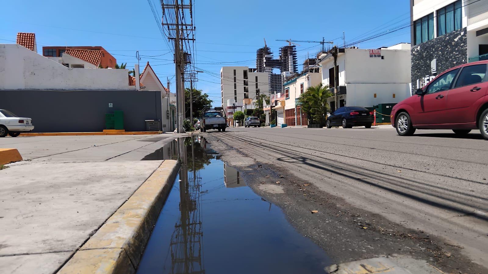 $!Inundaciones por lluvias afectan negocios de la avenida Cruz Lizárraga, en Mazatlán, lamentan locatarios