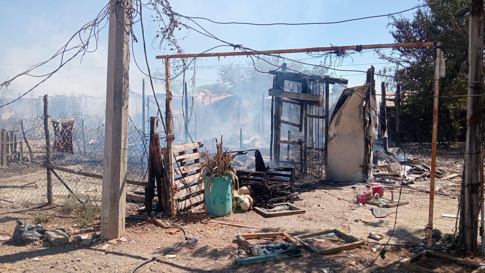 $!Cinco familias pierden sus viviendas de lámina y madera tras incendio en invasión Jaripillo, en Mazatlán