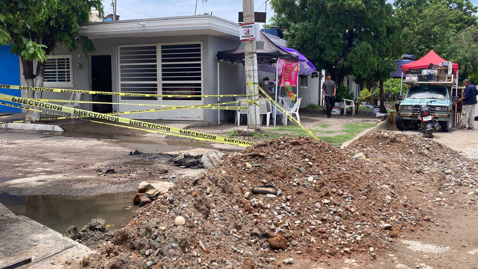 $!Reciben vecinos de la colonia 20 de noviembre atención a fuga de drenaje que afectaba sus viviendas