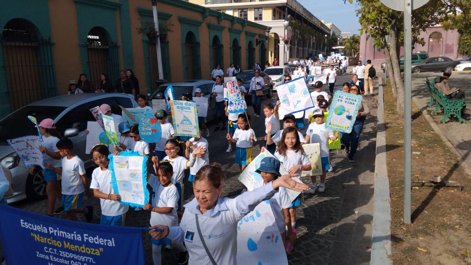$!Realizan desfile y pintan mural para concientizar sobre el uso adecuado del agua