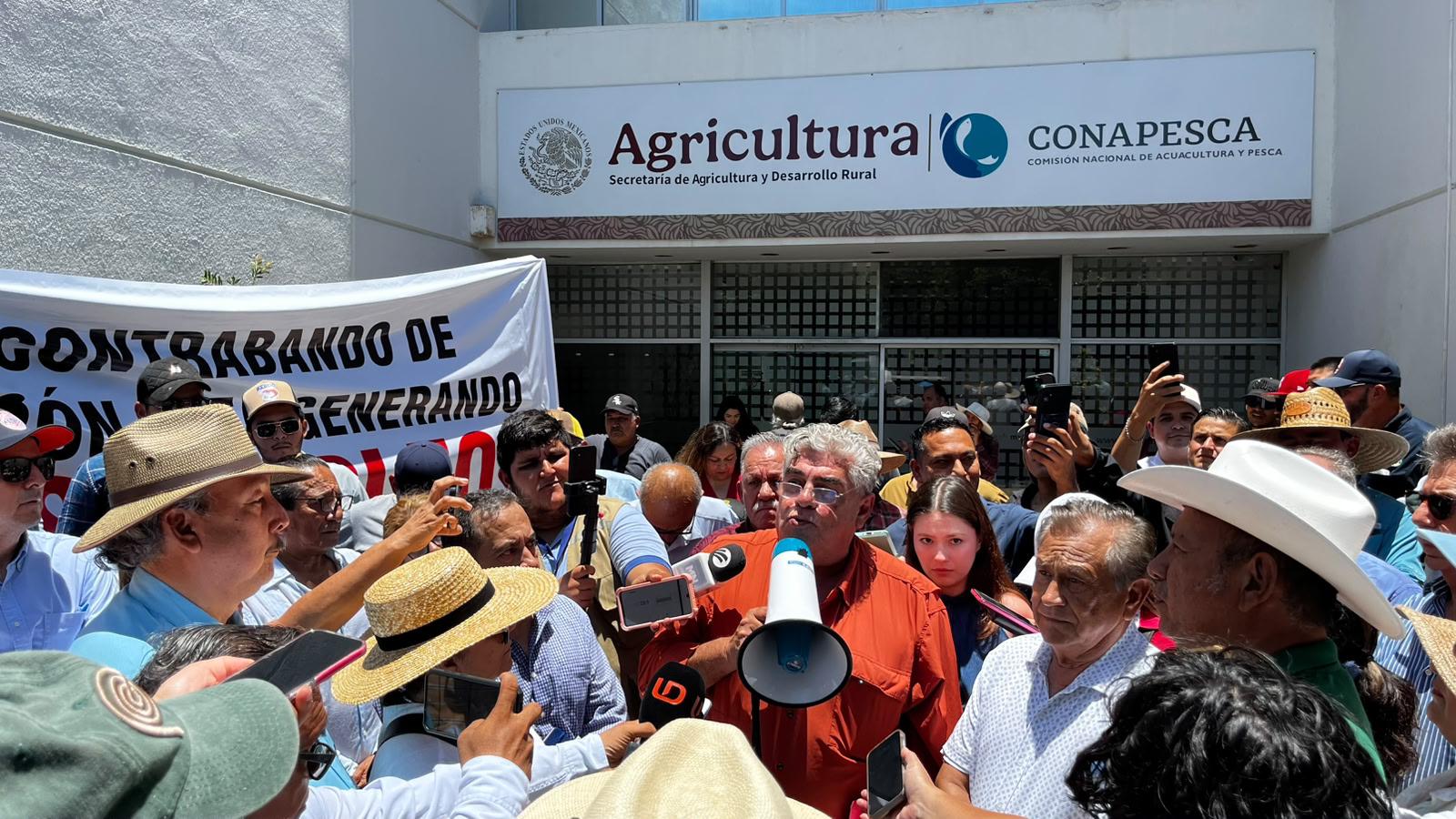 $!Productores pesqueros y acuícolas encadenan sede de la Conapesca en Mazatlán