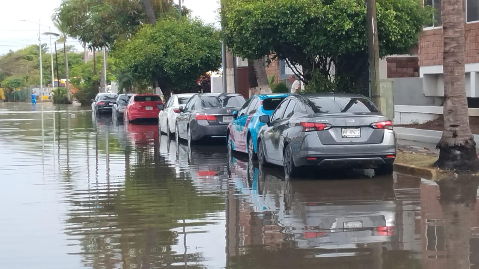 $!Lluvias de madrugada provocan fuertes inundaciones en algunas vialidades de Mazatlán