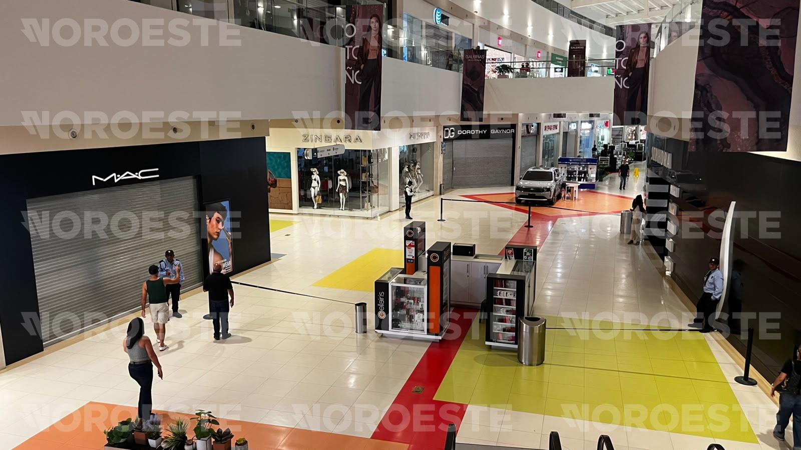 $!Cierran locales por asesinato de hombre en estacionamiento de plaza comercial, en Mazatlán