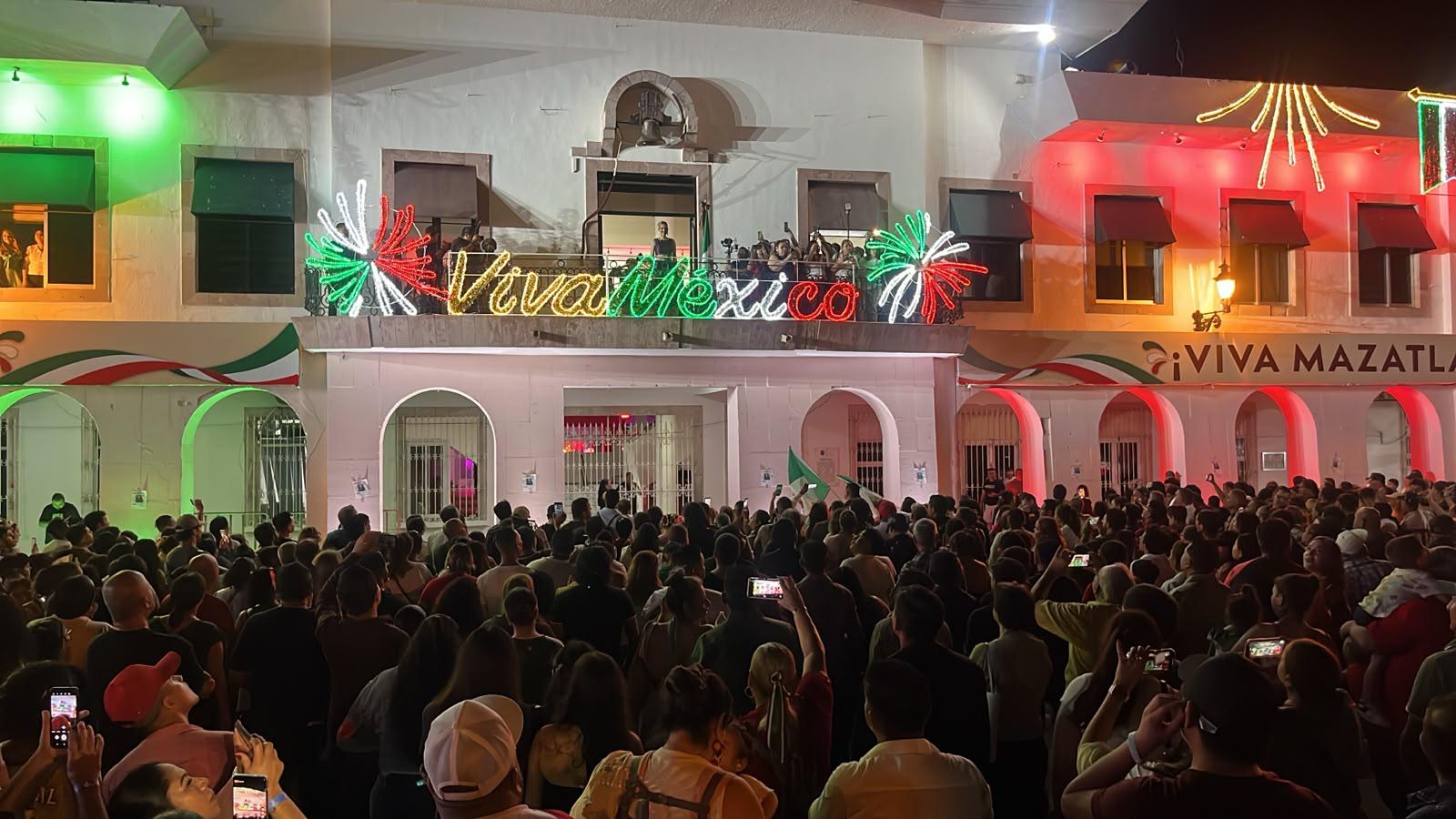 $!Cientos de personas acompañan a Alcaldesa de Mazatlán durante el Grito de Independencia