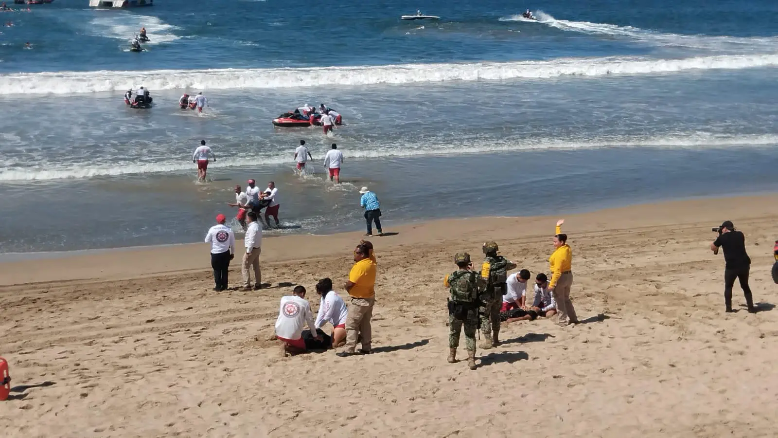 $!Realizan macro simulacro de rescate en el mar en Mazatlán