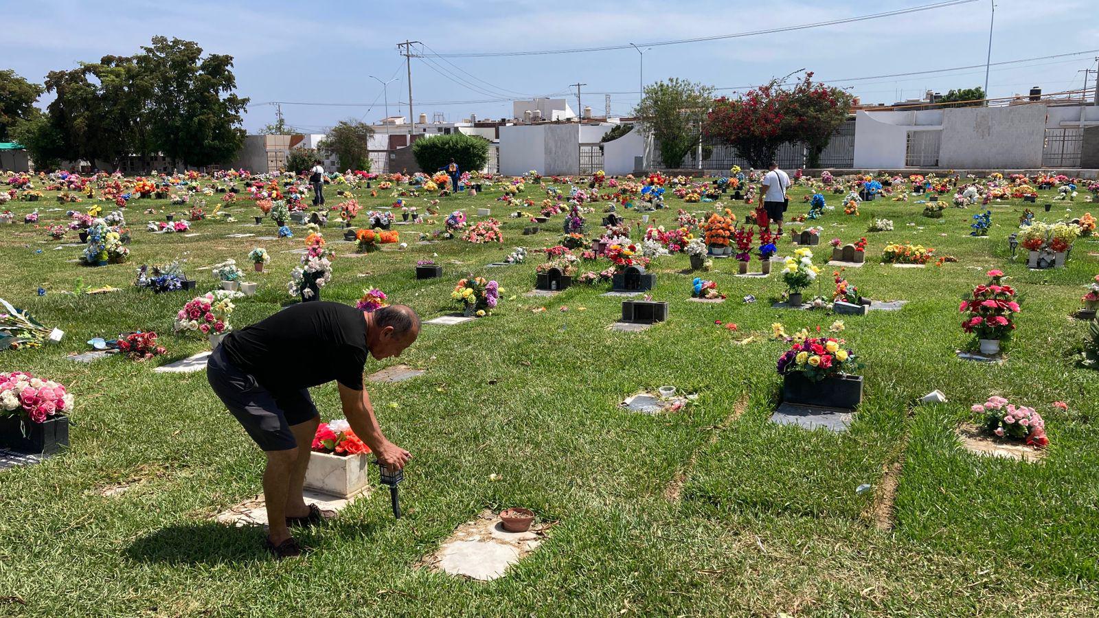 $!Familias mazatlecas acuden a panteones para hacer limpieza y arreglos previo al Día del Padre