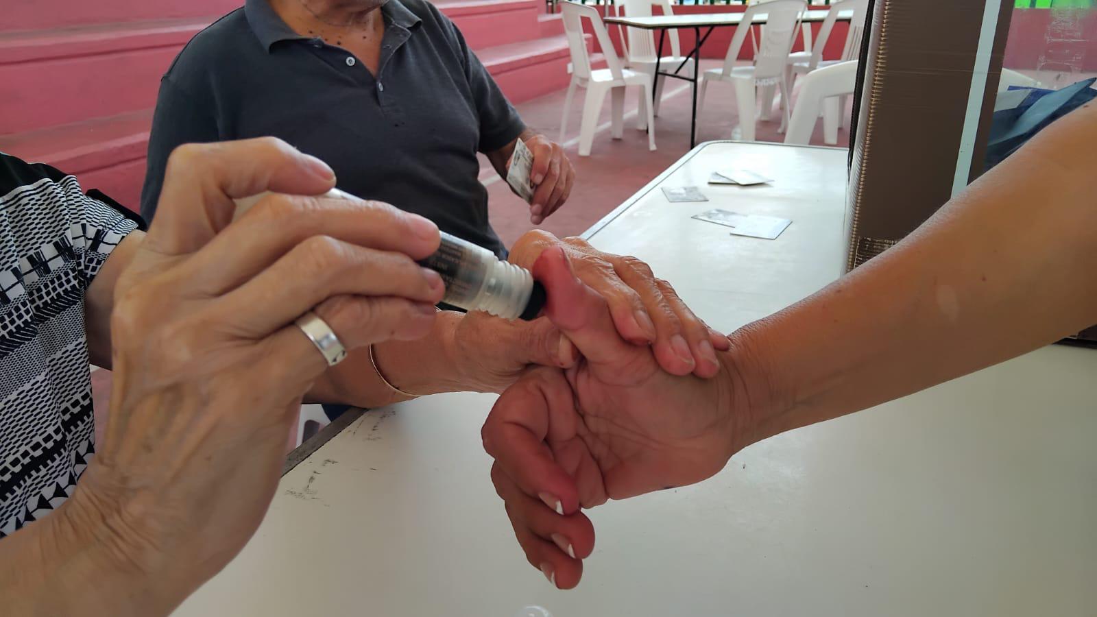 $!Ciudadanos en Mazatlán señalan lentitud en el proceso para emitir su voto