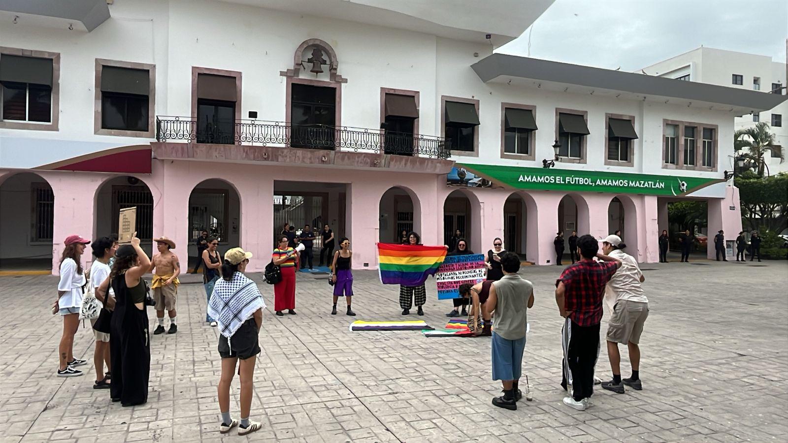 $!Con ‘Contramarcha de la Rabia’, distintos colectivos protestan contra la despolitización y comercialización del Pride en Mazatlán
