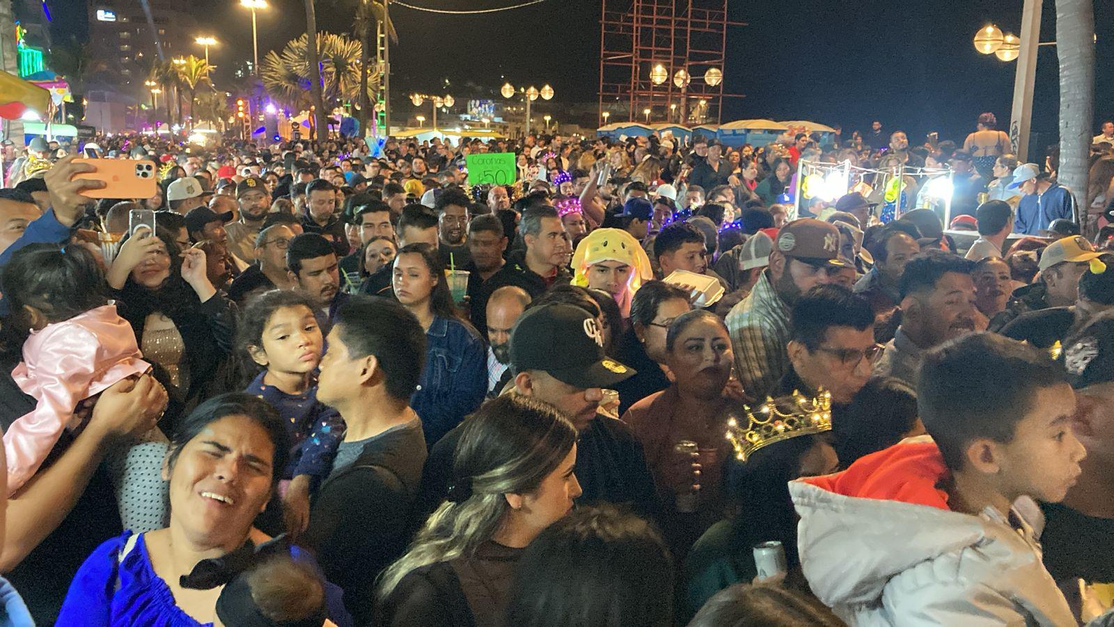 $!Miles de fanáticos se disfrutan el regreso de La Original Banda El Limón.