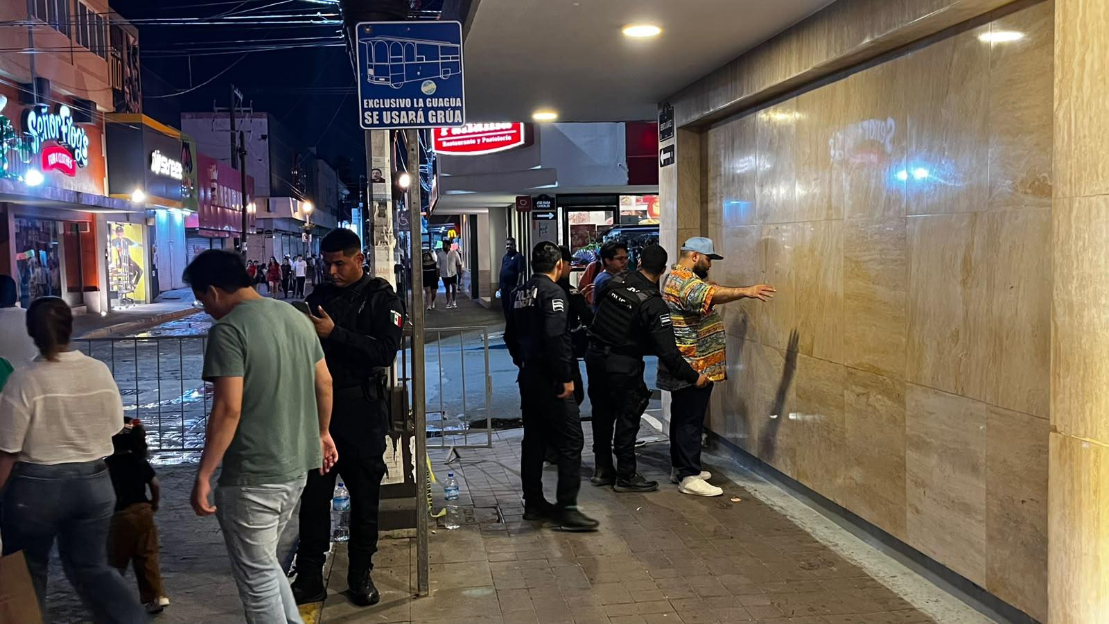 $!Cientos de personas acompañan a Alcaldesa de Mazatlán durante el Grito de Independencia