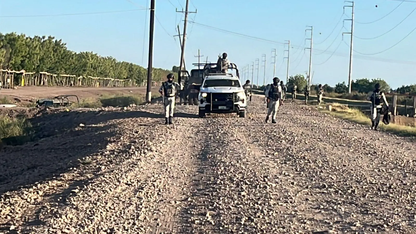 $!Caen dos vehículos a canal tras persecución de Guardia Nacional y civiles en Villa Juárez, Navolato