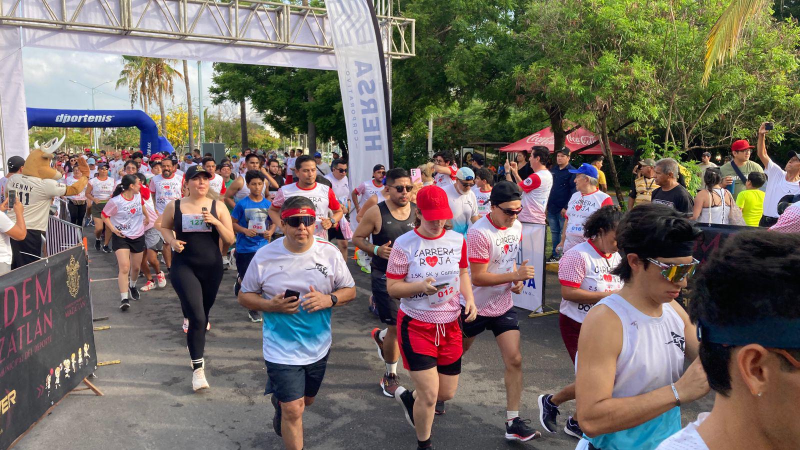 $!Jesús Labrador y Aragetze Nava triunfan en la primera Carrera Roja en Mazatlán
