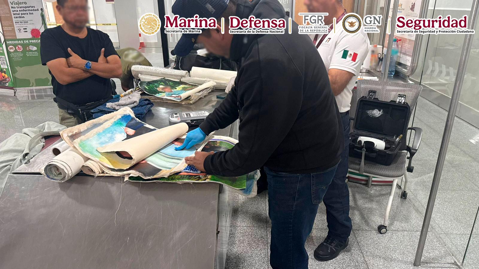$!Detienen a extranjero con presunta droga adherida a lienzos en el AICM