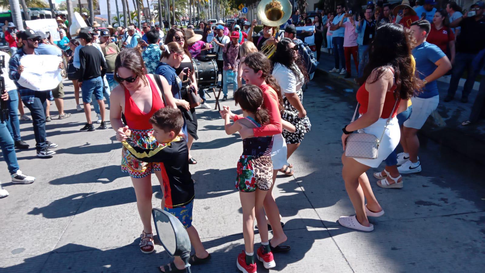 $!Se manifiestan músicos tocando y con marcha en plena zona turística