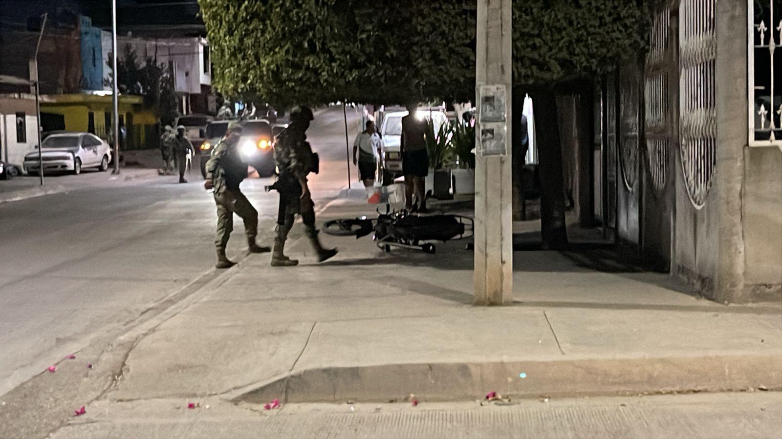 $!Atacan a balazos a motociclista en la colonia Adolfo López Mateos, en Culiacán