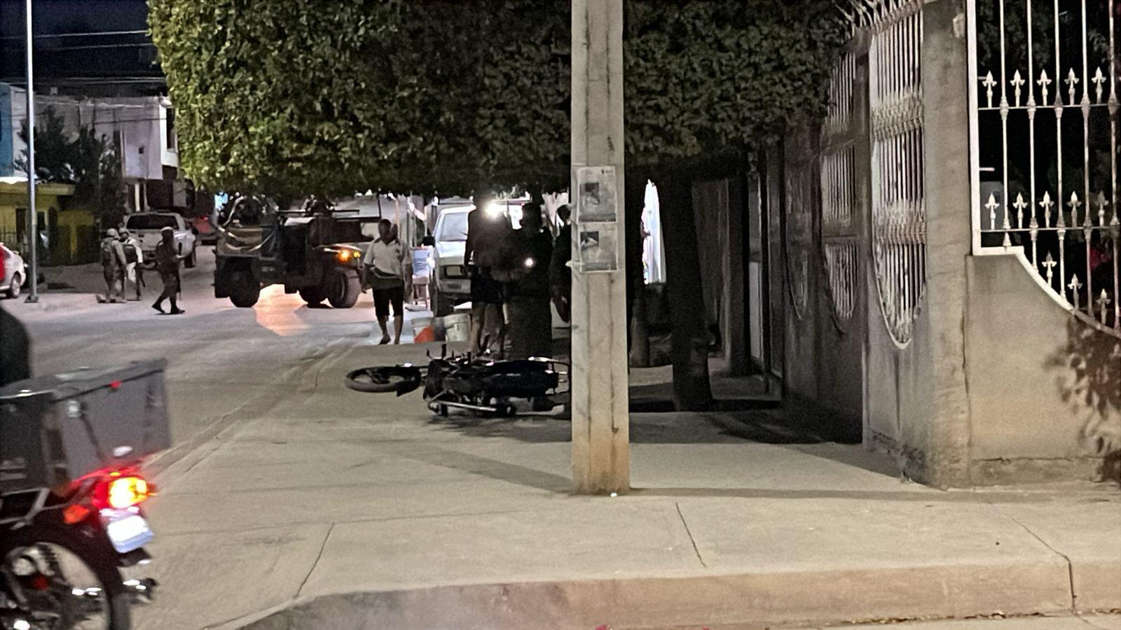 $!Atacan a balazos a motociclista en la colonia Adolfo López Mateos, en Culiacán