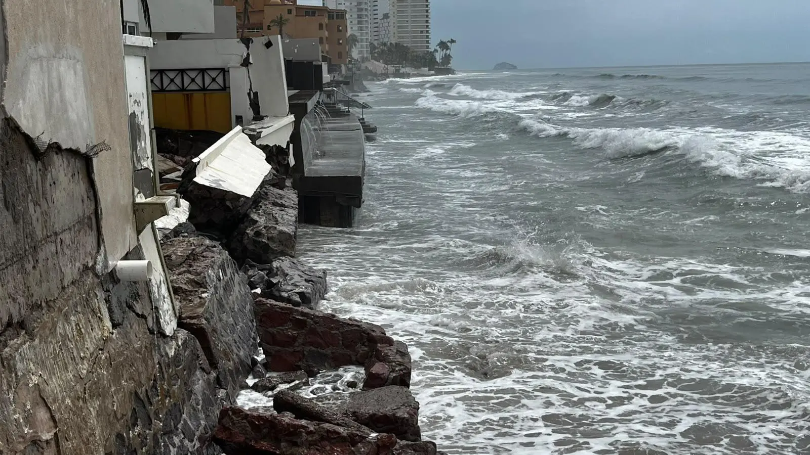 $!Lluvias en Mazatlán afectan vialidades y provoca deslaves en el Cerro del Vigía
