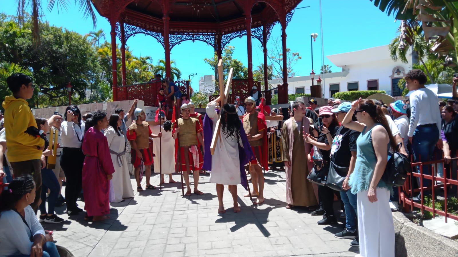 $!Mazatlecos y turistas atestiguan el Viacrucis Viviente en calles del Centro de puerto