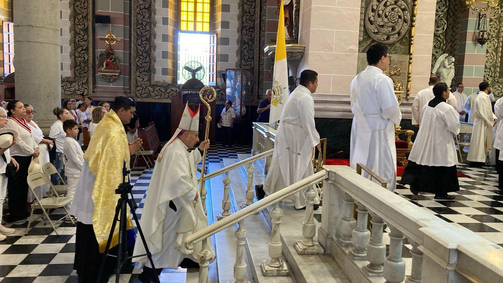 $!Piden católicos por la paz en Sinaloa y en México en procesión penitencial en Mazatlán