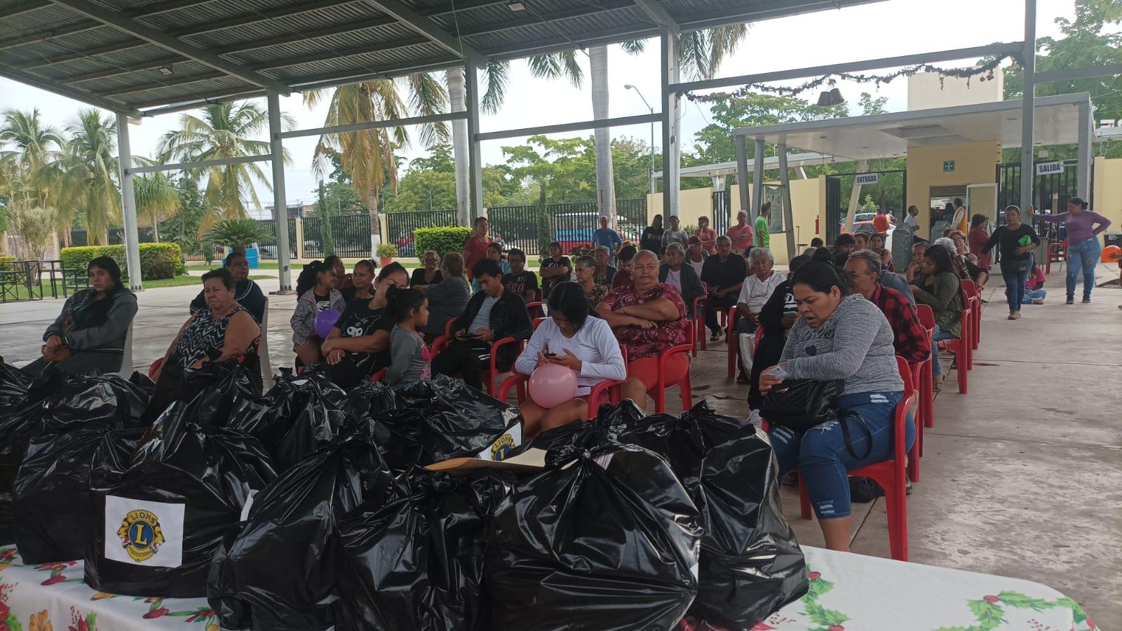 $!Entrega Club de Leones de Mazatlán 200 despensas a personas necesitadas