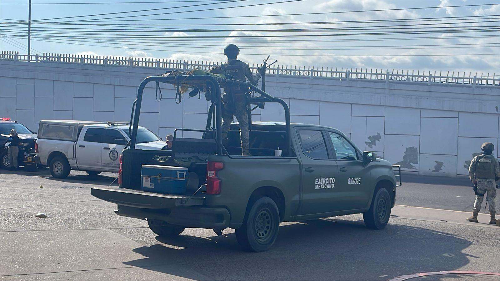 $!Balean vehículo tras intento de atraco en una plaza comercial de Culiacán