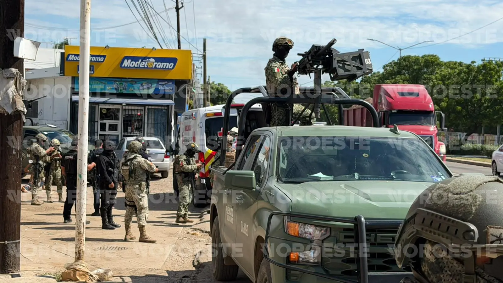 $!Ejército detiene a dos motociclistas tras presuntamente balear casa en Mazatlán