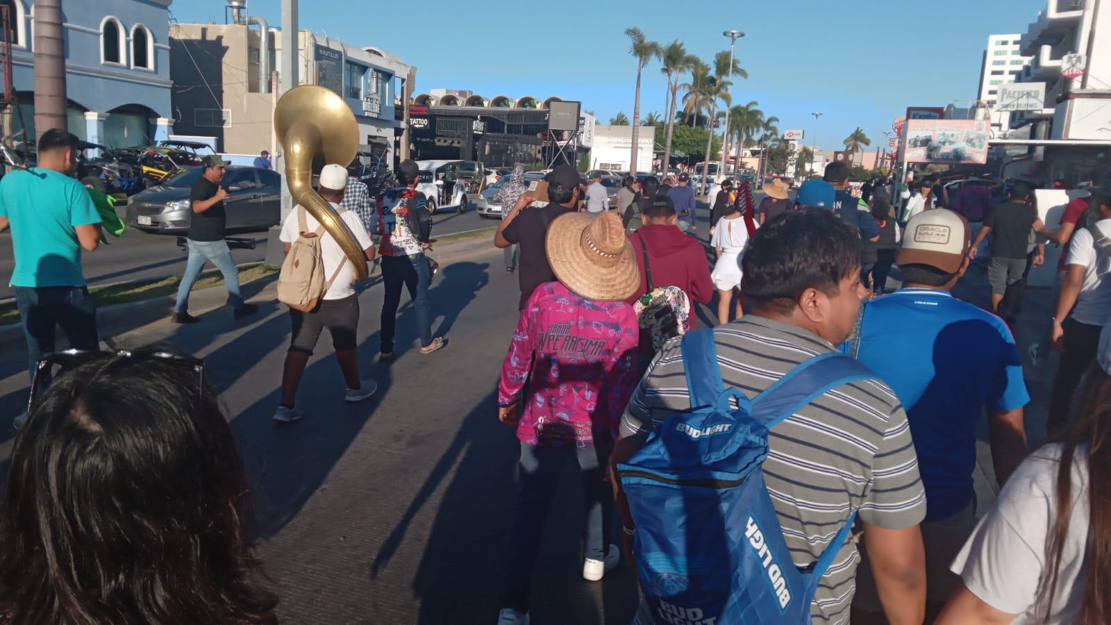 $!Tras más de cinco horas de protesta en la zona hotelera de Mazatlán, músicos mantienen plantón en el malecón