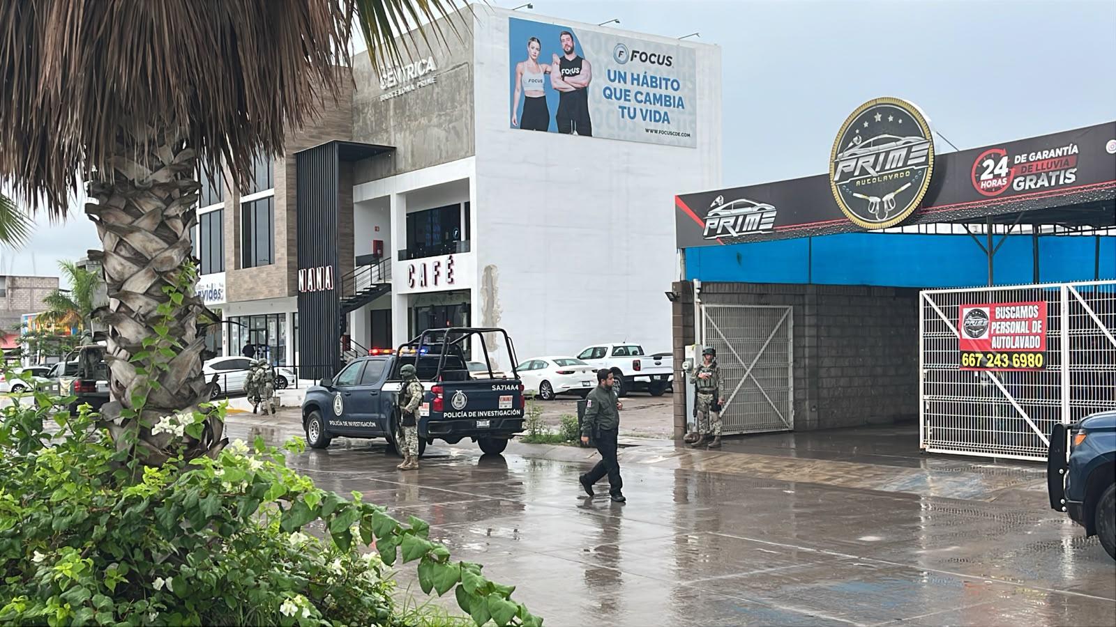 $!Dejan vehículo en autolavado y descubren que tenía reporte de robo, en Portalegre, Culiacán