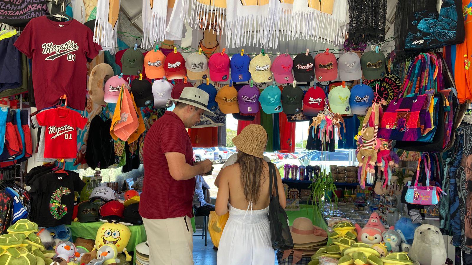 $!Comerciantes de artículos turísticos esperan repunte en ventas durante agosto en Mazatlán