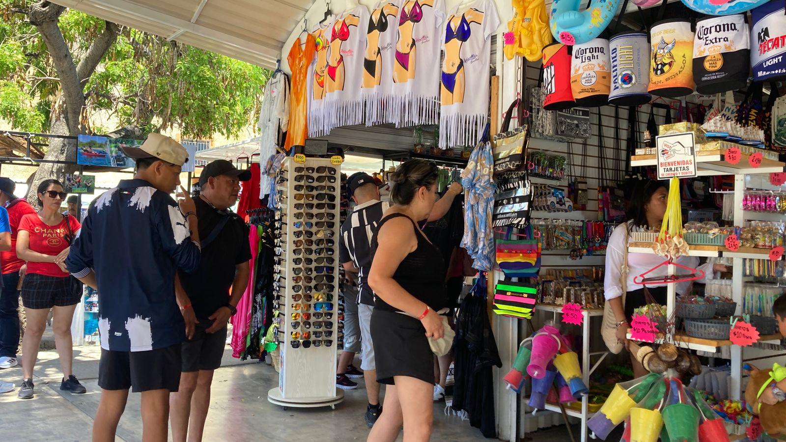 $!Comerciantes de artículos turísticos esperan repunte en ventas durante agosto en Mazatlán