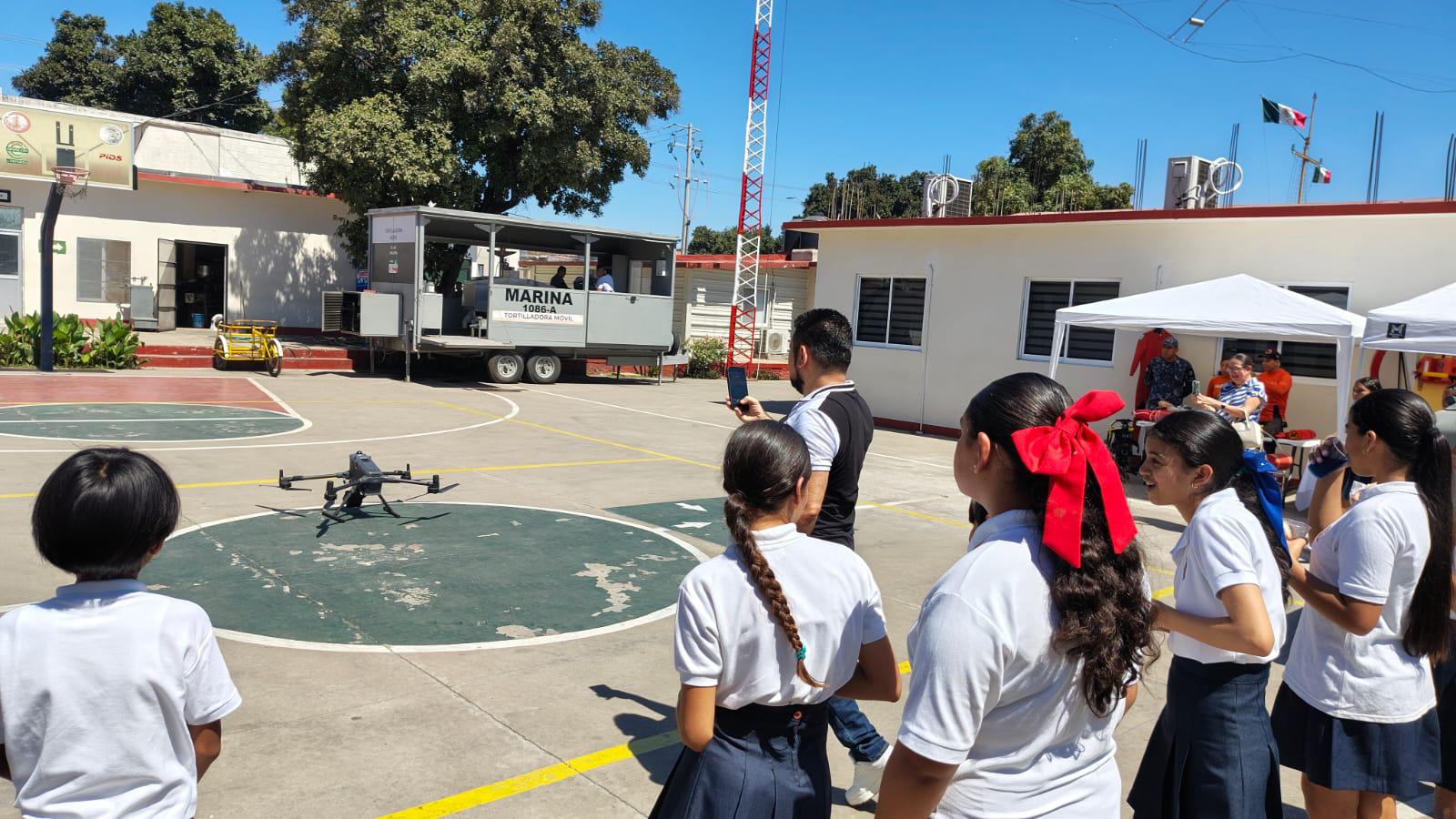 $!Alumnos de Villa Unión visitan las instalaciones de la Cuarta Región Naval, en Mazatlán