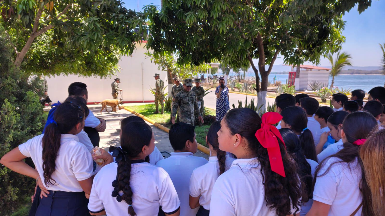 $!Alumnos de Villa Unión visitan las instalaciones de la Cuarta Región Naval, en Mazatlán