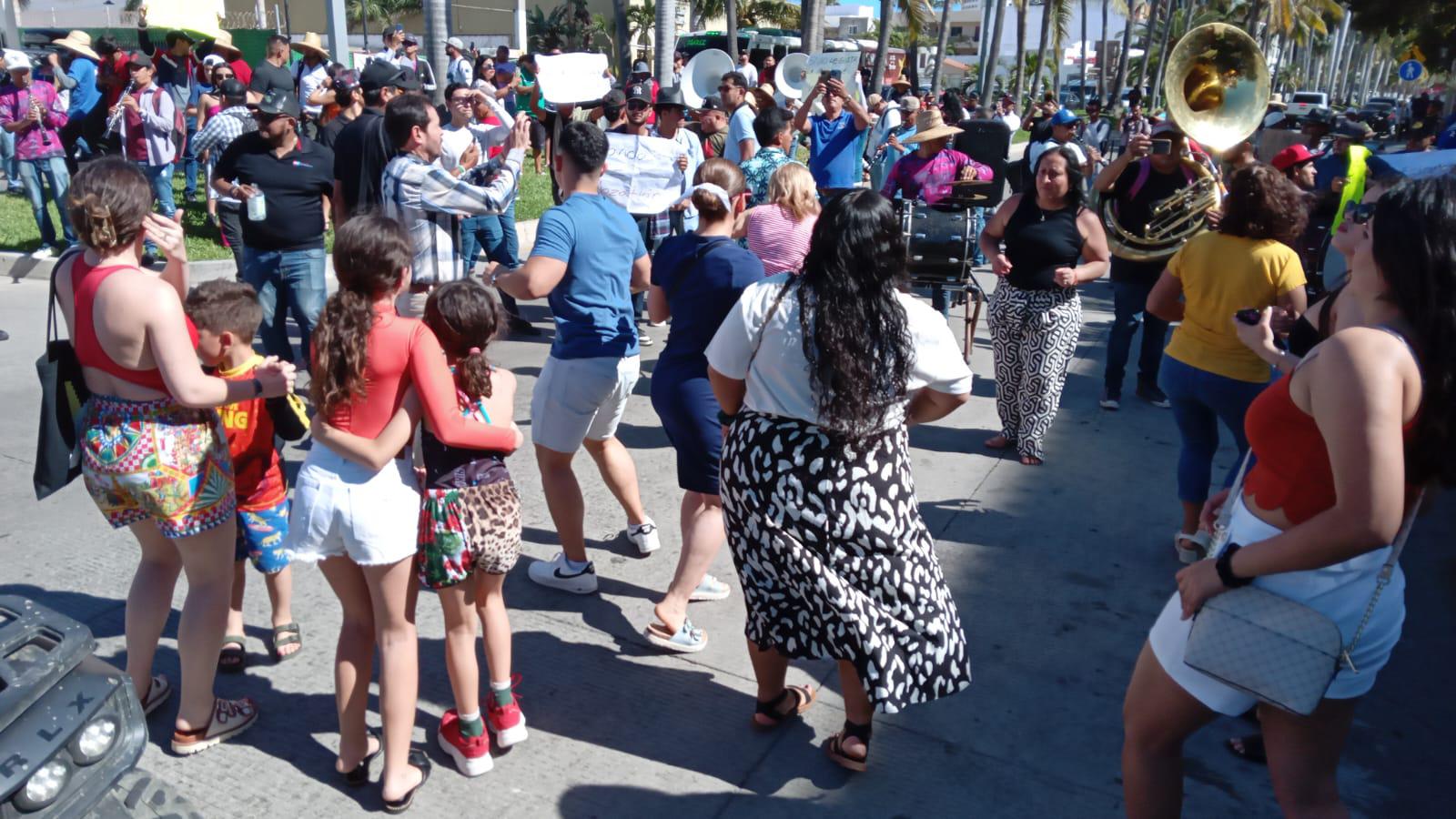 $!Se manifiestan músicos tocando y con marcha en plena zona turística