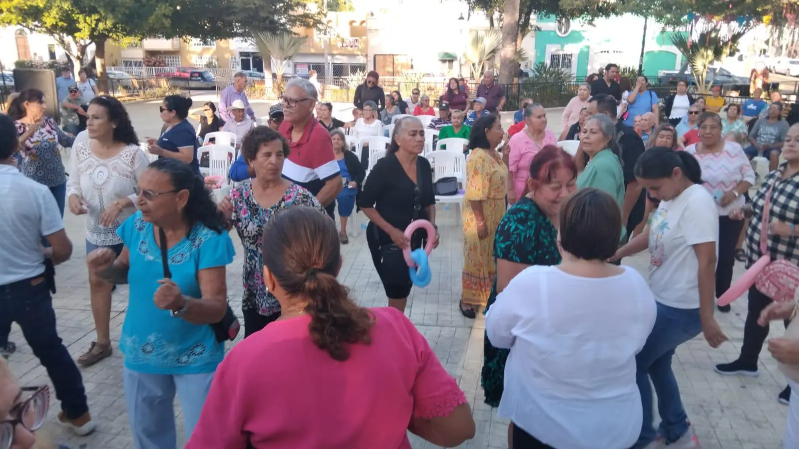 $!Alcaldesa de Mazatlán saca sus ‘pasos prohibidos’ en la Plazuela Zaragoza